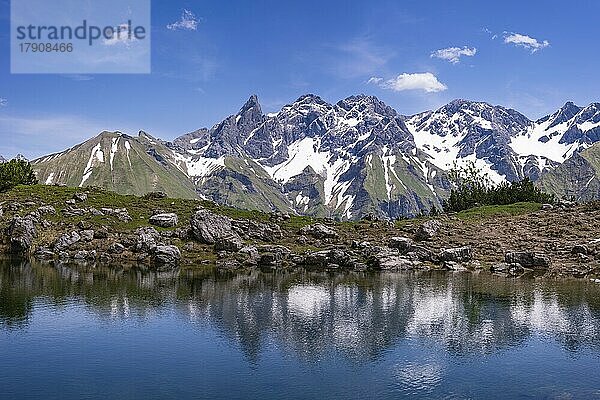 Gugger See  dahinter Zentraler Hauptkamm der Allgäuer Alpen  Allgäu  Bayern  Deutschland  Europa