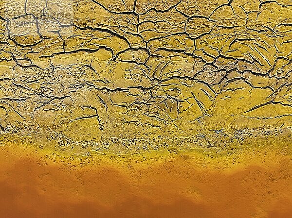 Rissige Erde am Ufer des Rio Tinto (Roter Fluss) mit seiner tiefroten Färbung durch oxidierte Eisenmineralien in seinem Wasser  Luftaufnahme  Drohnenaufnahme  Provinz Huelva  Andalusien  Spanien  Europa
