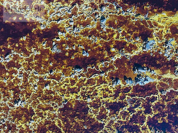 Detail des Rio Tinto (Roter Fluss) mit seiner tiefroten Färbung aufgrund oxidierter Eisenmineralien in seinem Wasser  Luftaufnahme  Drohnenaufnahme  Provinz Huelva  Andalusien  Spanien  Europa