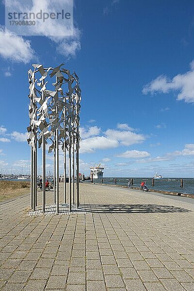 Metall Skulptur Vogelflug in Freiheit verbunden  Cuxhafen  Niedersachsen  Deutschland  Europa