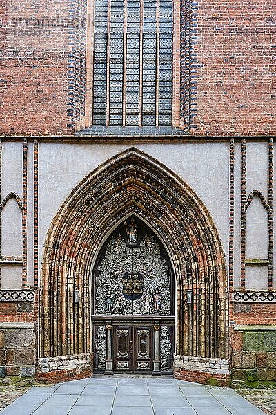 Reichlich verziertes Westportal der Nikolaikirche Hansestadt Stralsund  Mecklenburg-Vorpommern  Deutschland  Europa