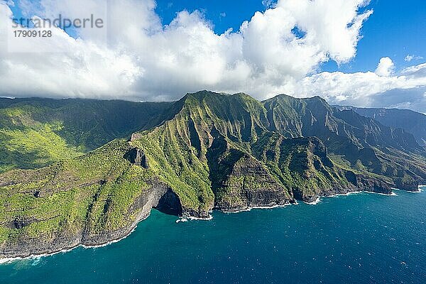 Luftaufnahme Waiahuakua Sea Cave  Napali Coast  Kauai  Hawaii  USA  Nordamerika