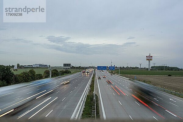 Verkehr auf der Autobahn A2  Lichtspuren von PKW und LKW  Magdeburg  Sachsen-Anhalt  Deutschland  Europa