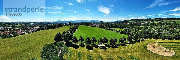 Luftbild vom Haldebuckel in Kempten mit Blick auf die Alpen. Kempten im Allgäu  Schwaben  Bayern  Deutschland  Europa