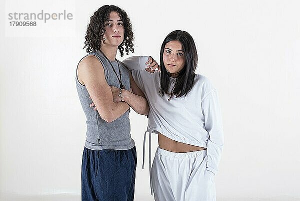 Porträt eines jungen Paares in Yogakleidung  das in die Kamera blickt  weißer Hintergrund. Studioaufnahme