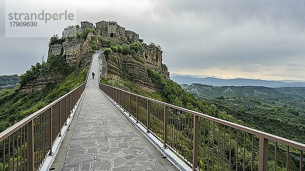 Brücke zum Hügeldorf Civita di Bagnoregio  Latium  Italien  Europa