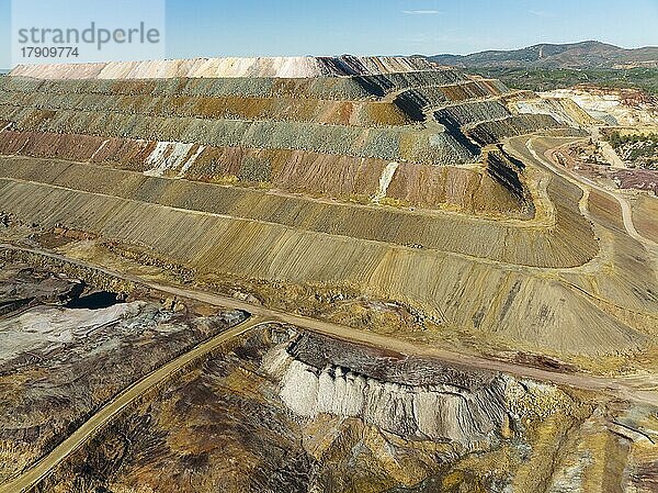 Bergbauhalde und extrem mineralhaltiger Boden und Fels  vernarbt durch den Tagebau der Minen von Rio Tinto  bei der Stadt Minas de Riotinto  Luftaufnahme  Drohnenaufnahme  Provinz Huelva  Andalusien  Spanien  Europa