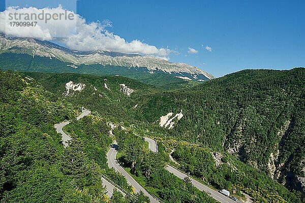 Straße mit Serpentinen von dem Ort Pacentro in den Nationalpark Majella  Parco nazionale della Majella  Abruzzen  Italien  Europa