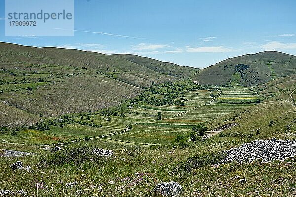 Karstlandschaft  Polje mit Äckern  Gebirgslandschaft von Gran Sasso  nahe dem Bergdorf Santo Stefano di Sessanio  Nationalpark Gran Sasso und Monti della Laga  Abruzzen  Apennin  Provinz L?Aquila  Italien  Europa