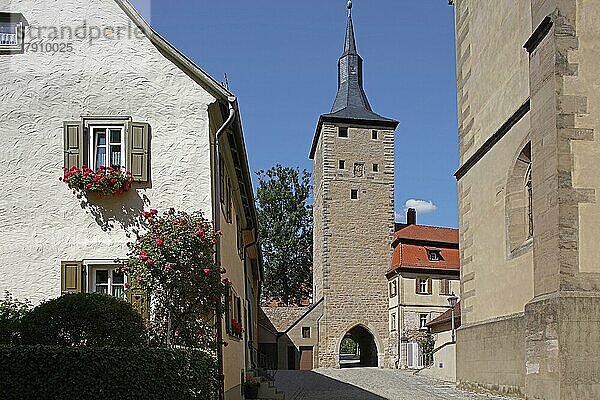 Mittagsturm  Innerer Torturm mit Wappen des Fürstbischofs Lorenz von Bibra (1495-1519)  Stadtpfarrkirche St. Veit  Iphofen  Unterfranken  Bayern  Deutschland  Europa