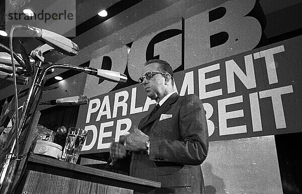 Der 3. Außerordentliche DGB-Kongress  hier in Düsseldorf vom 14. -15. 5. 1969 in Düsseldorf  beriet die Probleme des Deutschen Gewerkschaftsbundes (DGB) . Heinz-Oskar Vetter am R. -Pult  Deutschland  Europa