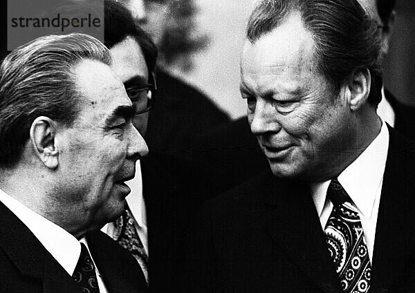 Bei der Ankunft des sowjetischen Staats- und Parteichefs Leonid Breschnew durch Willy Brandt am 18. 5. 1973 kam es am Abend beim Abendessen zu einem ersten Treffen der Regierung mit Leonid Breschnew. Leonid Breschnew (l.) Willy Brandt r  Deutschland  Europa