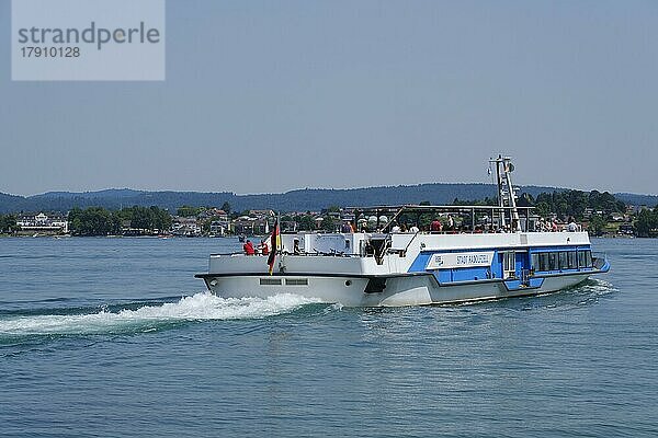 Ausflugsschiff mit Touristen fährt auf dem Bodensee bei Radolfzell  Bodensee  Baden-Württemberg  Deutschland  Europa