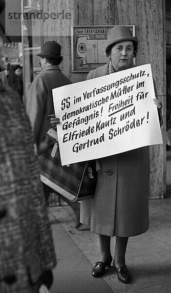 KP- Frauen in Hannover protestieren im Jahre 1959 gegen die Verurteilung zu einer jaehrlichen Gefaengnisstrafe wg. der Verschickung zur Erholung von Kindern in die DDR. Dabei urteilten die Richter die Ausfuehrung der Reiseantraege als staatsgefaehrdenden Nachrichtendienst  Deutschland  Europa