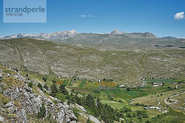 Gebirgslandschaft von Gran Sasso  bei dem Bergdorf Santo Stefano di Sessanio  Nationalpark Gran Sasso und Monti della Laga  Abruzzen  Apennin  Provinz L?Aquila  Italien  Europa