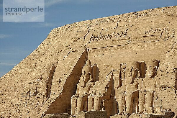 Statuen Pharao Ramses II. Felsentempel Abu Simbel  Ägypten  Afrika