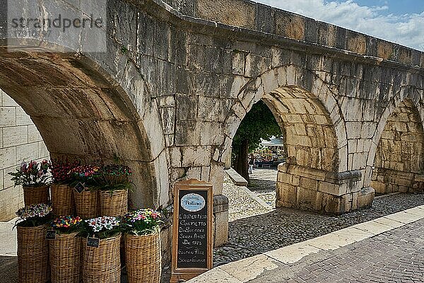 Aquädukt  Acquedotto Medievale  vorne Konfetti  glänzende karamellisierte Mandeln  traditionelle Süßigkeit aus Sulmona  Sulmona  Provinz L?Aquila  Region Abruzzen  Italien  Europa