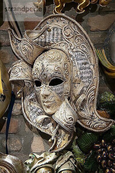 Handgefertigte venezianische Masken in einem Geschäft einer Manufaktur  Venedig  Venetien  Italien  Europa