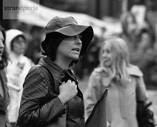 Frauen und Maenner demonstrierten am 2. 6. 1973 in Bonn gegen den Abtreibungsparagraphen 218  Deutschland  Europa