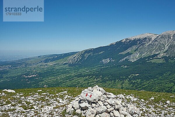 Gipfel des Monte Mileto  rechts hinten der Monte Amaro  links die Ebene zur Adria  Nationalpark Majella  Parco nazionale della Majella  Abruzzen  Italien  Europa