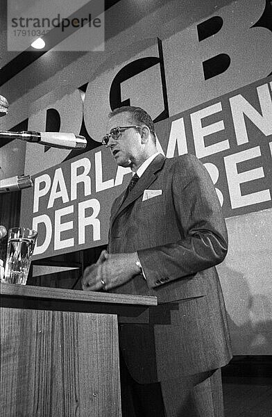 Der 3. Außerordentliche DGB-Kongress  hier in Düsseldorf vom 14. -15. 5. 1969 in Düsseldorf  beriet die Probleme des Deutschen Gewerkschaftsbundes (DGB) . Heinz-Oskar Vetter am R. -Pult  Deutschland  Europa