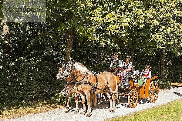 Kutsche mit Personen in bayerischer Tracht  Historische Jagd- und Kutschengala  im Schlosspark  Schloss Schleißheim  Oberbayern  Bayern  Deutschland  Europa