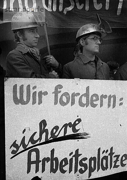 Die Erhaltung und Sicherung ihrer Arbeitsplaetze forderten Stahlarbeiter am 4. 2. 1972 vor der Hauptverwaltung der Stahlwerke Suedwestfalen in Hagen-Eckesey  Deutschland  Europa