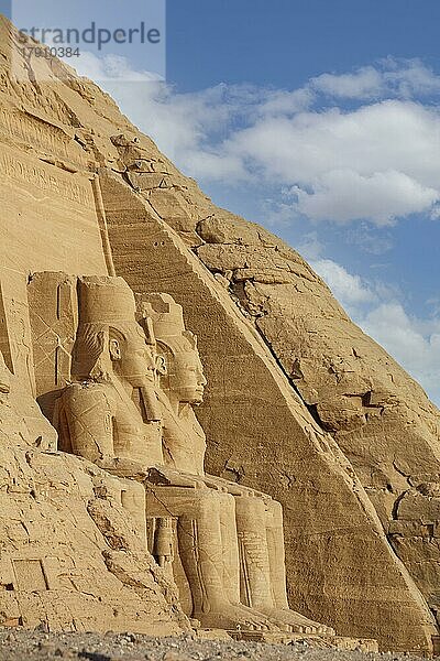 Statuen Pharao Ramses II. Felsentempel Abu Simbel  Ägypten  Afrika