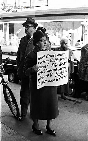 KP- Frauen in Hannover protestieren im Jahre 1959 gegen die Verurteilung zu einer jaehrlichen Gefaengnisstrafe wg. der Verschickung zur Erholung von Kindern in die DDR. Dabei urteilten die Richter die Ausfuehrung der Reiseantraege als staatsgefaehrdenden Nachrichtendienst  Deutschland  Europa