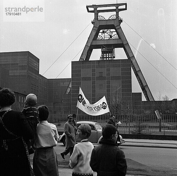 Der Ostermarsch der Atomwaffengegner  hier im Ruhrgebiet am 17. 4. 1965 mit dem Ruhr OM 65  wandte sich gegen eine multinationale Atomstreitmacht (MLF) und gegen den Krieg in Vietnam  Deutschland  Europa