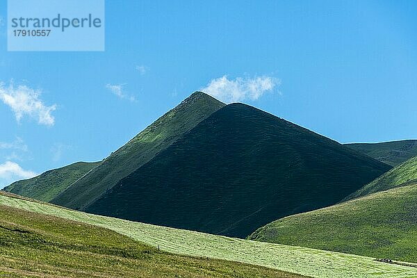 Die Monts Dore. Regionalpark der Vulkane der Auvergne. Der Puy de Monne und im Hintergrund der Puy Barbier am Croix Morand-Pass  Departement Puy de Dome. Auvergne Rhône-Alpen. Frankreich