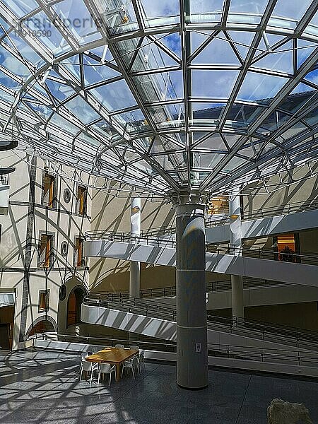Clermont-Ferrand. Das Atrium des Museums Roger Quillot  entworfen von den Architekten Claude Gaillard und Adrien Fainsilber. Departement Puy de Dome. Auvergne Rhône-Alpes. Frankreich