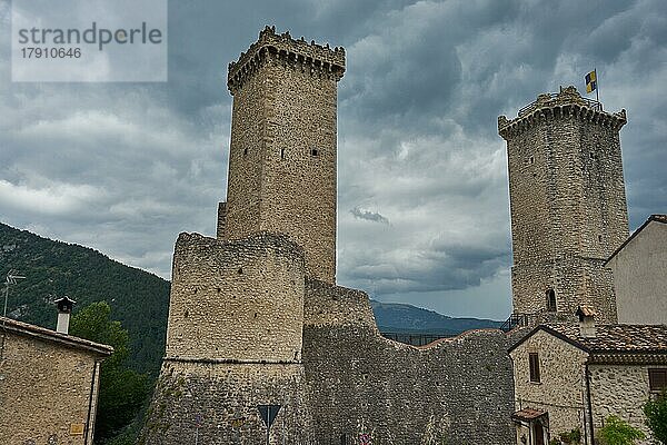 Ruine der Burg Castello Caldora  Castello Cantelmo  Pacentro  Bergdorf am Hang der Montagne del Morrone im Majella-Nationalpark  Provinz L?Aquila  Region Abruzzen  Italien  Europa