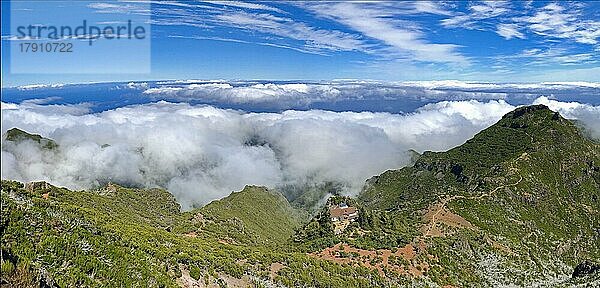 Pico Ruivo (1. 862 m) Blick vom höchstem Gipfel Madeiras  spektakulärer Blick  Vegetation  über der Wolkendecke  Wanderurlaub  Panoramablick  Gipfelaufstieg  Berghütte unterhalb des Pico-Ruivo-Gipfels  Lavagestein  Madeira  Portugal  Europa