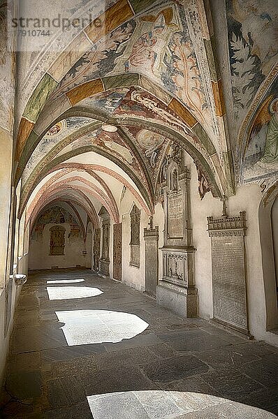 Kreuzgang mit Fresken  Augustiner-Chorherrenstift  Kloster Neustift  auch Stift  Vahrn bei Brixen  Bressanone  Südtirol  Italien  Europa
