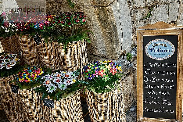 Geschäft mit Konfetti  glänzende karamellisierte Mandeln  traditionelle Süßigkeit aus Sulmona  Provinz L?Aquila  am Aquädukt  Region Abruzzen  Italien  Europa