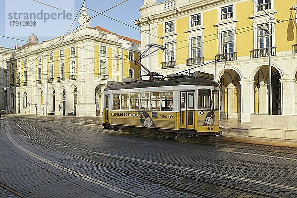 Straßenbahn am Praca do Comercio  oder Handelsplatz  Lissabon  Portugal  Europa