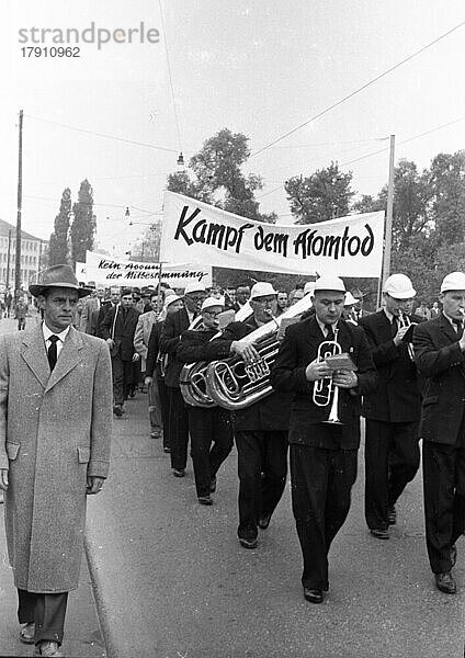 Der traditionelle Umzug zum 1. Mai 1958 des DGB. hier in Hannover  schloss sich auch den Forderungen der Vorlaeuferin der Friedensbewegung Kampf dem Atomtod an  Deutschland  Europa