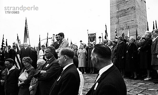 Mit einer Gedenkkundgebung  hier im Jahre 1958 in Bergen-Belsen  ehrten Anhaenger der Vereinigung Verfolgter des NS-Regimes (VVN) Opfer der Nazidiktatur  DEU  Deutschland  Bergen  Europa