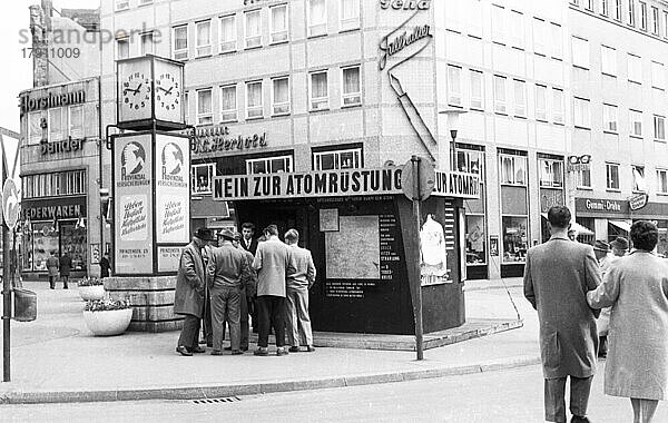 Der traditionelle Umzug zum 1. Mai 1958 des DGB. hier in Hannover  schloss sich auch den Forderungen der Vorlaeuferin der Friedensbewegung Kampf dem Atomtod an. Anti-Atomkiosk in der City  Deutschland  Europa