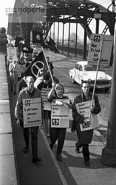 Der Ostermarsch 1962  hier der Ostermarsch Ruhr 62 am 21. 4. 1962  war der 1. Ostermarsch mit einer groeßeren Beteiligung der Einwohner des Reviers  Deutschland  Europa