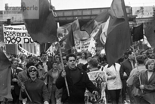 The Easter March 1968  Germany  demonstrierte fuer den Frieden mit den Hauptforderungen zur Beendigung des Vietnamkrieges und gegen die Notstandsgesetze von Duisburg nach Dortmund. DEU  hier am 13. 4. 1968 im Ruhrgebiet  Ruhrgebiet: Der Ostermarsch 1968  Deutschland  Europa