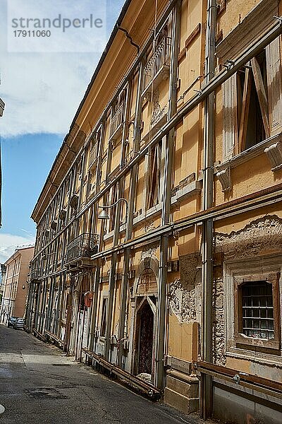 Historische Fassade  Sicherung durch ein Metallgerüst nach dem Erbeben von 2009  L?Aquila  Abruzzen  Italien  Europa