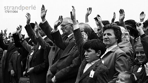 Mit einer Gedenkkundgebung  hier im Jahre 1958 in Bergen-Belsen  ehrten Anhaenger der Vereinigung Verfolgter des NS-Regimes (VVN) Opfer der Nazidiktatur  DEU  Deutschland  Bergen  Europa