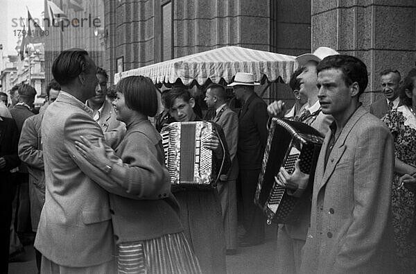 SSSR  Sowjetunion  Moskau: Die traditionellen Weltjugendfestspiele von kommunistischen WBDJ organisiert  hier in Moskau 1957  in Wien 1959 und in Helsinki 1961  sind ein weltweites Jugendtreffen mit Darbietungen in Kultur  Gesang  Tanz  Folklore  Sport und Diskussionen entstanden nach dem Schrecken des 2. Weltkrieges
