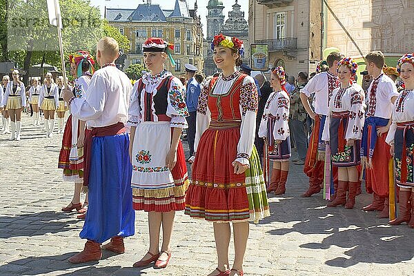 Künstler in traditioneller ukrainischer Nationaltracht auf der Straße am Feiertag City Day  Lemberg  Ukraine  Europa