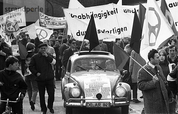 The Easter March 1968  Germany  demonstrierte fuer den Frieden mit den Hauptforderungen zur Beendigung des Vietnamkrieges und gegen die Notstandsgesetze von Duisburg nach Dortmund. DEU  hier am 13. 4. 1968 im Ruhrgebiet  Ruhrgebiet: Der Ostermarsch 1968  Deutschland  Europa