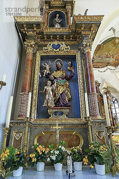 Seitenaltar mit S. Josef  Kirche St. Anna in Betzigau  Allgäu  Bayern  Deutschland  Europa