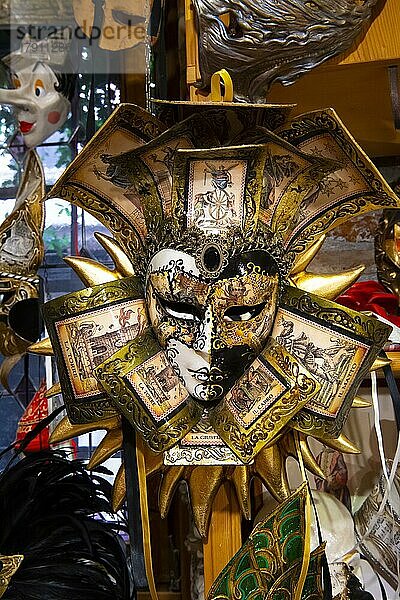Handgefertigte venezianische Masken in einem Geschäft einer Manufaktur  Venedig  Venetien  Italien  Europa