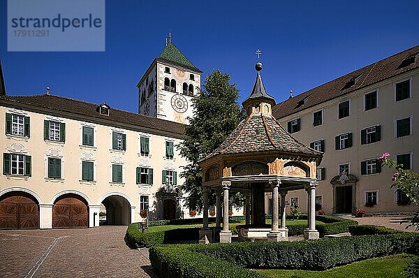 Augustiner-Chorherrenstift  Kloster Neustift  auch Stift  Stiftskirche  Brunnen der Wunder  Wunderbrunnen  Brunnenhaus  Stiftshof  Vahrn bei Brixen  Bressanone  Südtirol  Italien  Europa